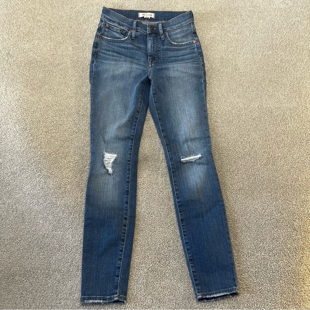 9" Mid-Rise Skinny Jeans in York Wash: Rip and Repair Edition size 25 - Picture 5 of 11